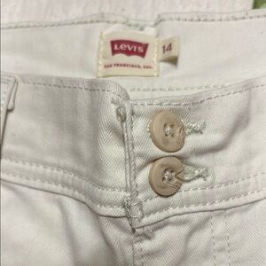 Levi's Women's Size 14 White Jeans
Measurements in pics NWOT Laundered not worn